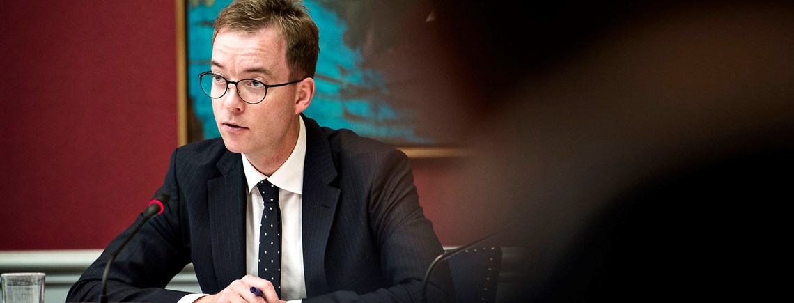 "Det er vigtigt at bede sit embedsværk fortælle, om der ligger problemer i skuffen, man skal være opmærksom på og få dem frem i lyset hurtigst muligt," siger tidligere miljø- og fødevareminister Esben Lunde (V), som selv oplevede en del kritiske sager i sin tid som minister.