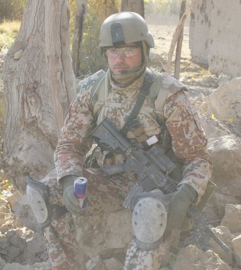Richard Engelholm nyder et hvil under en operation i Afghanistan.