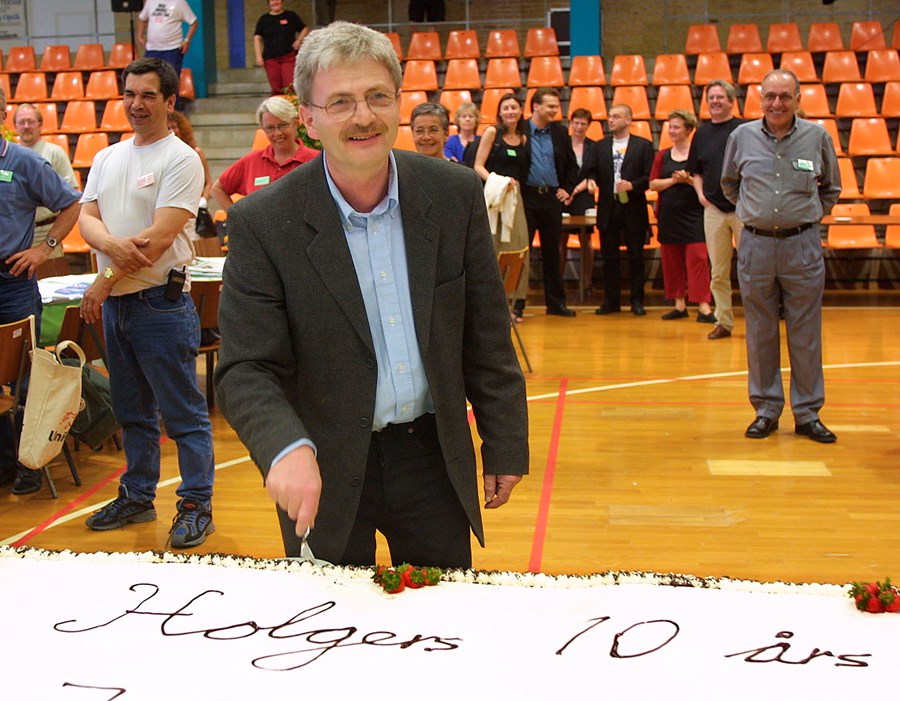 Holger K. Nielsen fejrer sit ti-årsjubilæum som partileder på SF's landsmøde i maj 2001. Det var til gengæld også det eneste positive ved det landsmøde.
