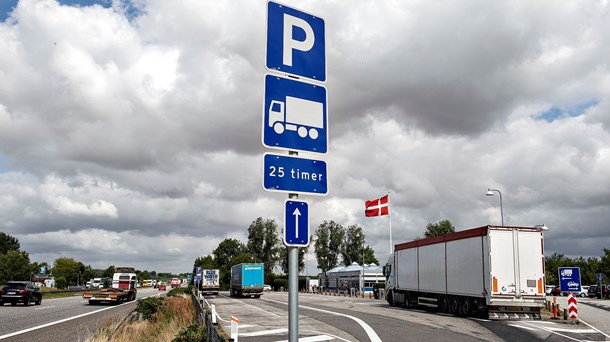 1. juli blev det ulovligt at parkere mere end 25 timer på statslige rastepladser ved motorveje. Få uger efter svarede EU-Kommissionen med en åbningsskrivelse.