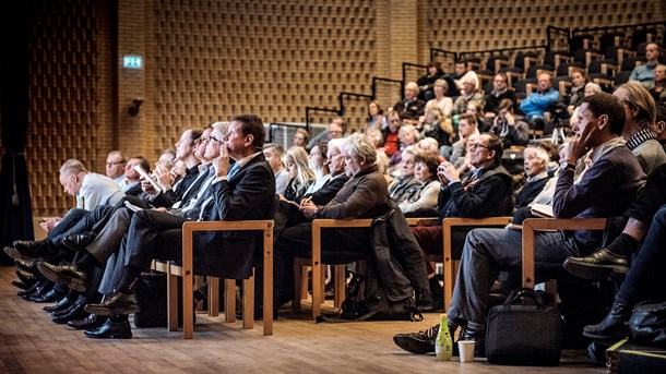 Borgermøde kan være en alternativ vej til at indgå kompromisser, som kan samle den danske infrastrukturpolitik, skriver Marcel Meijer, borgmester på Samsø. Billedet viser et borgermøde i Hørsholm Kulturhus fra 2015.