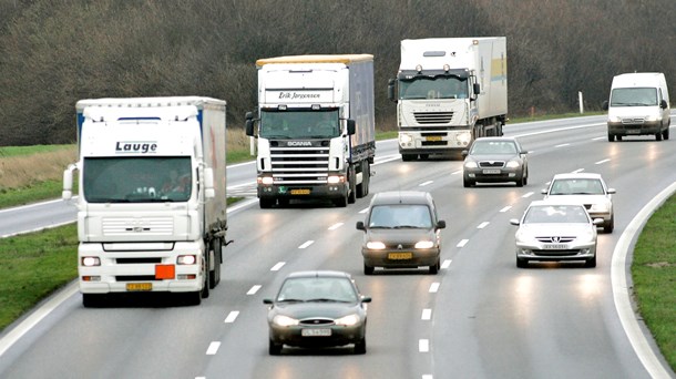 Danmarks position på det internationale transport- og logistikmarked er større, end landets størrelse berettiger til. Hvis danske firmaer skal beholde den markedsandel, må vi bremse nye modeller for lønvilkår i EU.