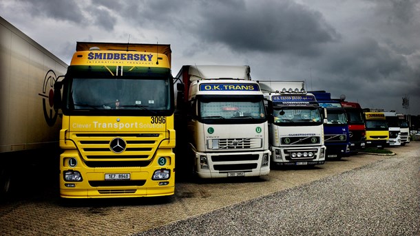 Godstransport i Danmark med udenlandske lastbiler udgør et uundværligt bidrag til at få vareflowet ind i og ud af Danmark til at glide. Derfor er parkeringsindgrebet bekymrende, skriver Martin Aabak. 