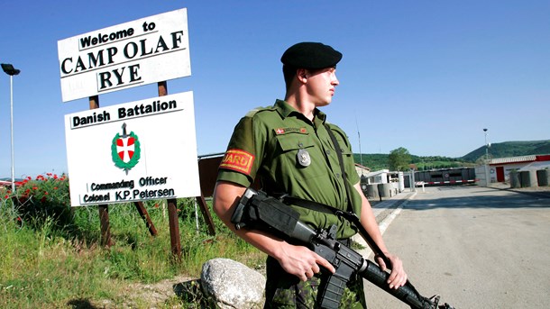 Soldat fra livgarden foran den danske Camp Olaf Rye i Kosovo i 2005.