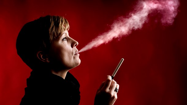 Mennesker,&nbsp;der ikke ønsker at stoppe med at ryge, skal blive gjort opmærksomme på, at der findes mindre skadelige alternativer som e-cigaretter, mener Philip Morris (arkivfoto).