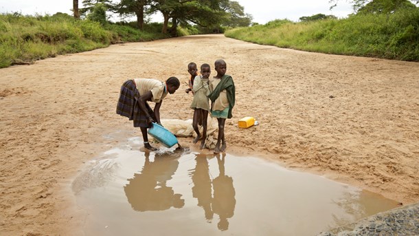 Dansk støtte med næsten to milliarder har sikret rent drikkevand til langt flere ugandere. Alligevel lukker regeringen nu projektet.