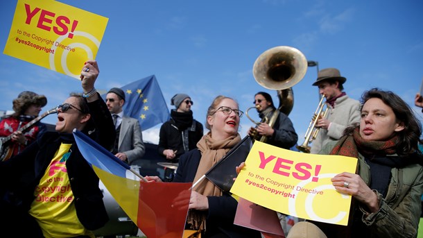 Demonstranter har foran Europa-Parlamentet&nbsp;støttet nyt copyrightdirektiv.