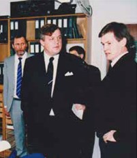 Justitsminister Hans Engell på besøg i 1992 hos kriminalbetjent og byrådsmedlem Bendt Bendtsen. Der er flere verbale kantslag til Engells del og hersk-stil i bogen. 