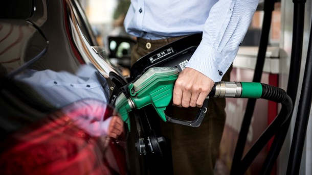 Vi afgiftspålægger diesel mindre end benzin, og hvad forureningen fra udstødningen tilsiger, skriver Peter Bjerregaard<br>