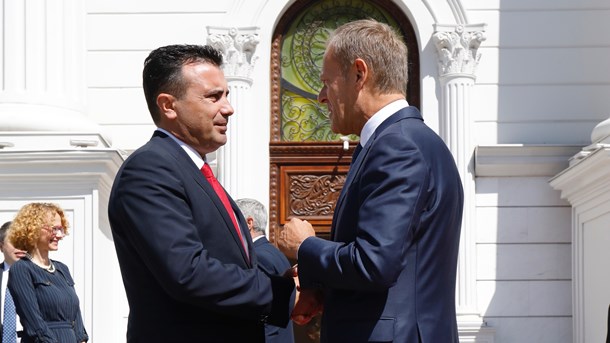 Trods rådsformanden Donald Tusks forsøg på at få medlemslandene til at godkende optagelsesforhandlingerne, endte topmødet sent torsdag uden en afklaring. Her ses Tusk sammen med Nordmakedoniens premierminister, Zoran Zaev.