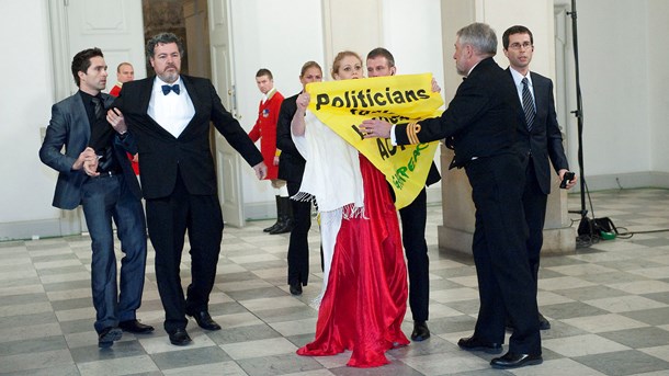 COP15: To aktivister fra Greenpeace snød hele det massive sikkerhedsapparat omkring den royale gallamiddag under COP15. Foran de rullende kameraer viste aktivisterne to gule bannere med teksten "Politicians talk Leaders ACT" før de blev ført væk af sikkerhedsfolk.