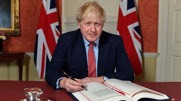 Premierminister Boris Johnson underskriver traktaten om exit fra EU.