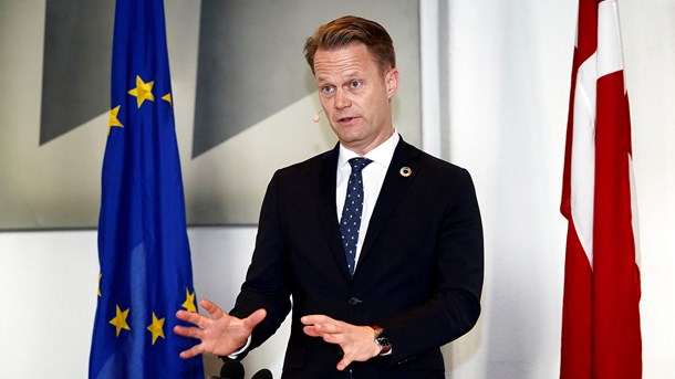 Udenrigsminister Jeppe Kofod (S) bør rette sin kritik om lukkethed mod Danmark, skriver&nbsp;Natascha Linn Felix og Jesper Olsen.
