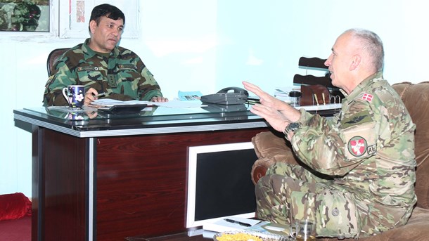 Hans Peter H. Michaelsen under et rådgivningsmøde med en afghansk oberst i juli.