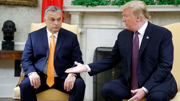 Sindbilledet på teorien i 'The Light that Failed' om politisk efterligning er Ungarns premierminister, Viktor Orbán, der startede ud som liberal i 1990'erne, men i dag fører selverklæret illiberal politik stik imod principperne og værdierne i EU.