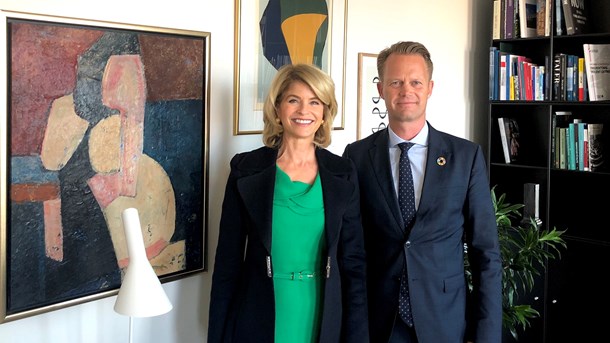 Den amerikanske ambassadør til Danmark, Carla Sands (t.v.), og udenrigsminister Jeppe Kofod (t.h.) ved et møde i august 2019 efter Trumps tilbud om at købe Grønland.&nbsp;
