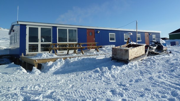 Huset i
Daneborg i i Nordøstgrønland. Det er&nbsp;25 år siden, at forskere fik igangsat overvågning af terrestriske og marine økosystemer i Zackenbergdalen og ved Daneborg.