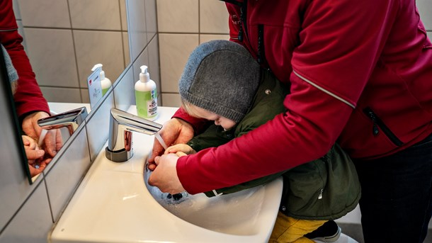 Der gik meget tid med at vaske hænder og spritte af, og en del pædagoger rapporterede om håndeksem hos både børn og voksne, skriver lektor.