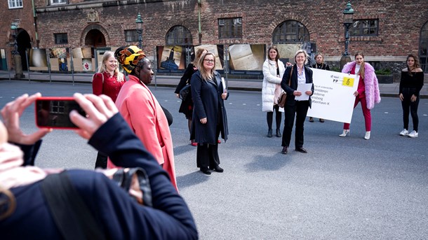 Amnesty International afleverede sammen med voldtægtsofre og kvindeorganisationer&nbsp;i begyndelse af maj&nbsp;et uddrag af 1338 breve til Christiansborg-politikerne&nbsp;med krav om en samtykkebaseret voldtægtslovgivning&nbsp;