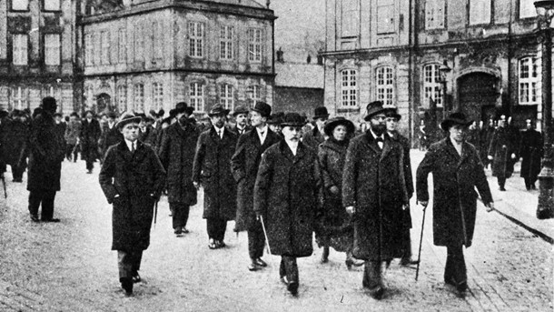 Under Påskekrisen i 1920 ankom Københavns Borgerrepræsentation med Thorvald Stauning i spidsen til Amalienborg Slotsplads.