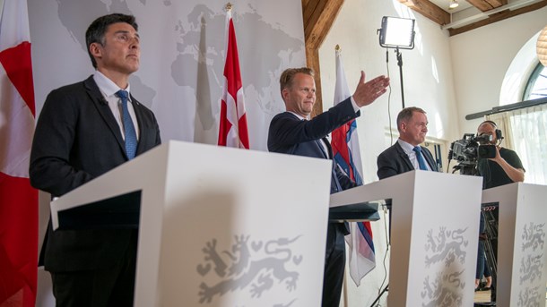 Grønlands landsstyremedlem for udenrigsanliggender, Steen Lynge (til venstre), Danmarks udenrigsminister Jeppe Kofod (i midten) og Færøernes udenrigsansvarlige Jenis av Rana (til højre).