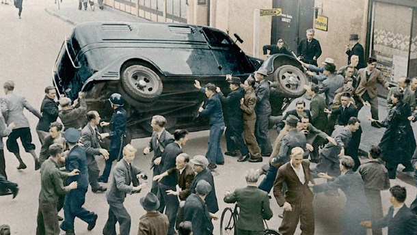 En flok civile vælter politiets salatfad i Odense&nbsp;torsdag 19. august 1943.