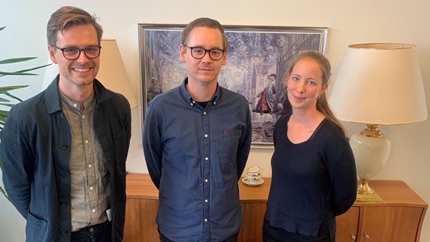 Morten Øyen (tv), Hjalte Kragesteen og Sine Riis Lund står sammen med Andreas Arp bag de prisvindende artikler i Altinget