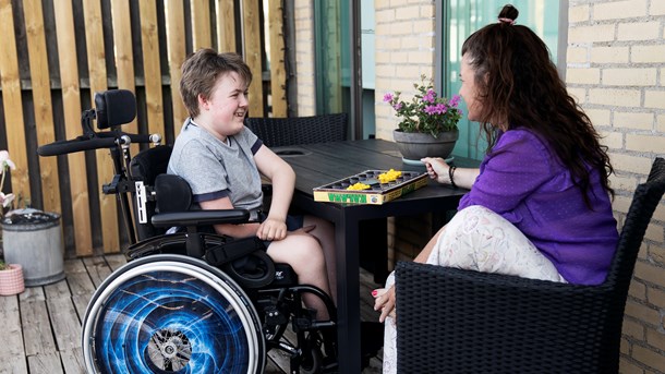 Med de nuværende regler risikerer unge kørestolsbrugere at miste store dele af den kommunale hjælp, når de fylder 18 år.