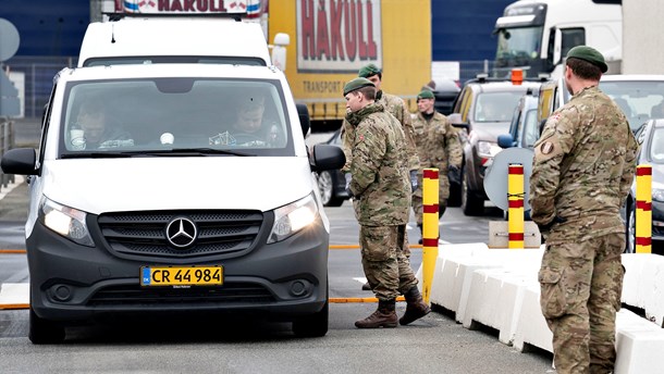 Soldater kontrollerer biler, der ankommer til Hirtshals med færgen fra Norge i marts 2020.