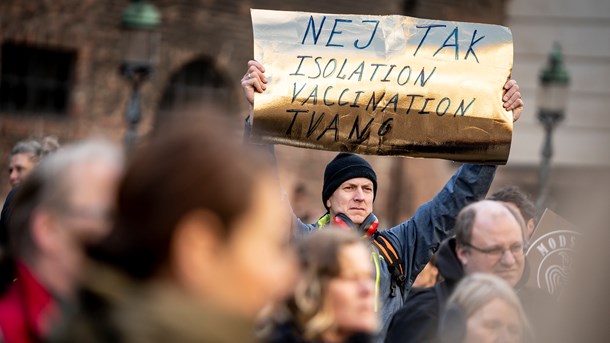 <div>"Vi er ikke konspirationsteoretikere," understreger de demonstranter, Altinget har talt med foran Christiansborg. De frygter konsekvenserne af en ny epidemilov.</div>