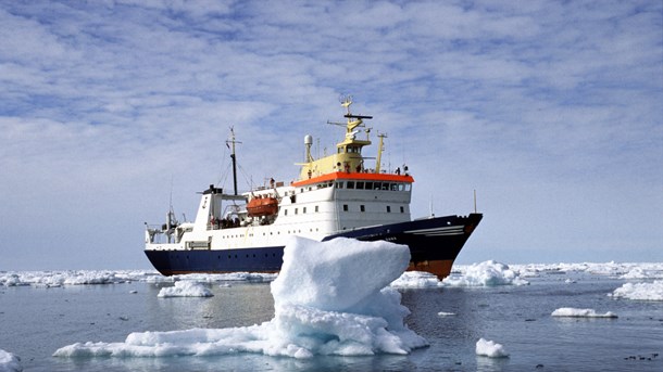 Forskningsskibet Dana IV på vej gennem arktisk farvand.