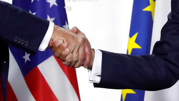 Europas ledere satser på et bedre forhold til USA fra i år. Her er det Frankrigs præsident Macron, der trykker hånd med Donald Trump under et G7-topmøde i Biarritz i 2019.