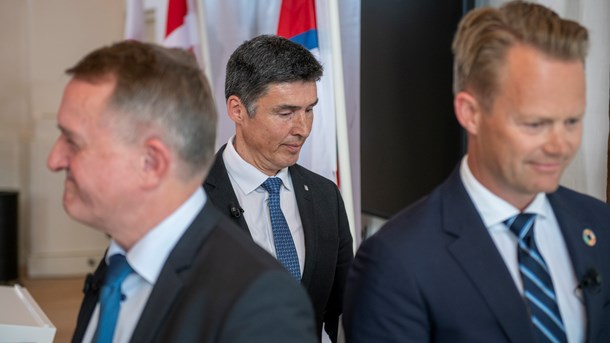 Færøernes udenrigsansvarlige Jenis av Rana&nbsp;(t.v.), Grønlands landsstyremedlem for udenrigsanliggender Steen Lynge (i midten) og Danmarks udenrigsminister Jeppe Kofod (t.h.) ved et fælles pressemøde i juli 2020.