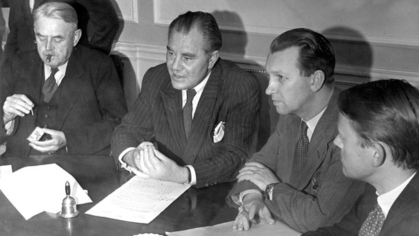 Fra venstre: Vilhelm Buhl, Hans Hedtoft, H.C. Hansen og Jens Otto Krag til pressemøde ca 1947. Alle fire tidligere danske statsministre.