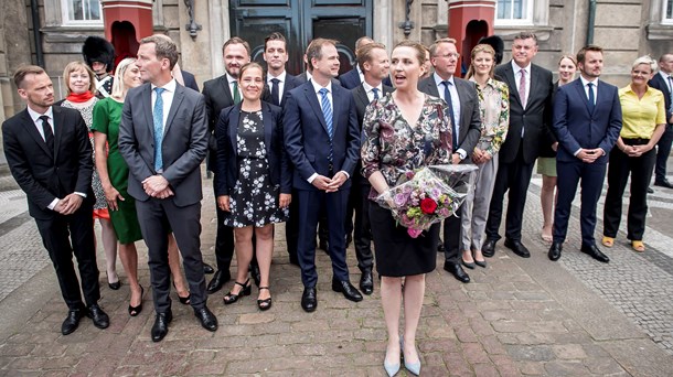 Her præsenterer Mette Frederiksen den nye regering efter folketingsvalget i 2019. Blot få af ministrene er siden hen blevet udskiftet.&nbsp;