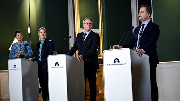 SF's Pia Olsen Dyhr og Radikales Sofie Carsten Nielsen kigger mod finansminister Nicolai Wammen (S) under præsentationen af den nye grønne skatteaftale.