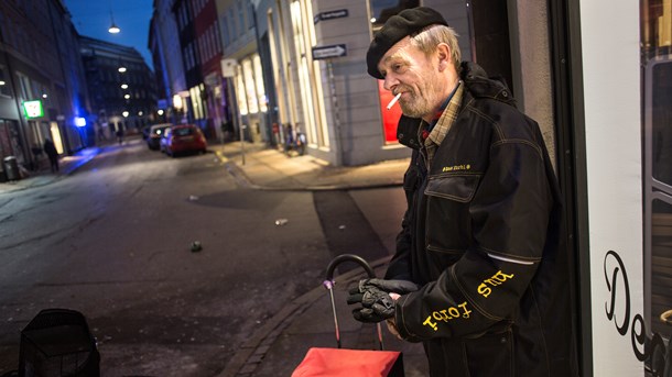 En Hus Forbi-sælger i Pilestræde i København. Der er sket alt for lidt i bekæmpelsen af hjemløshed over de seneste 25 år, skriver Hus Forbi&nbsp;sekretariatsleder, Rasmus Wexøe Kristensen.