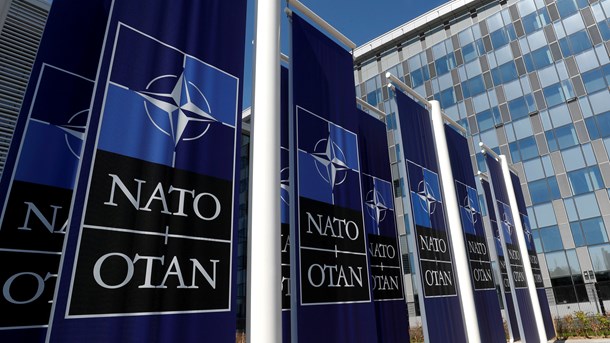 Nato har to ben at gå på. Det ene handler om våben og afskrækkelse, det andet om afspænding. I øjeblikket går organisationen kun på det første, skriver Jørn Boye Nielsen.