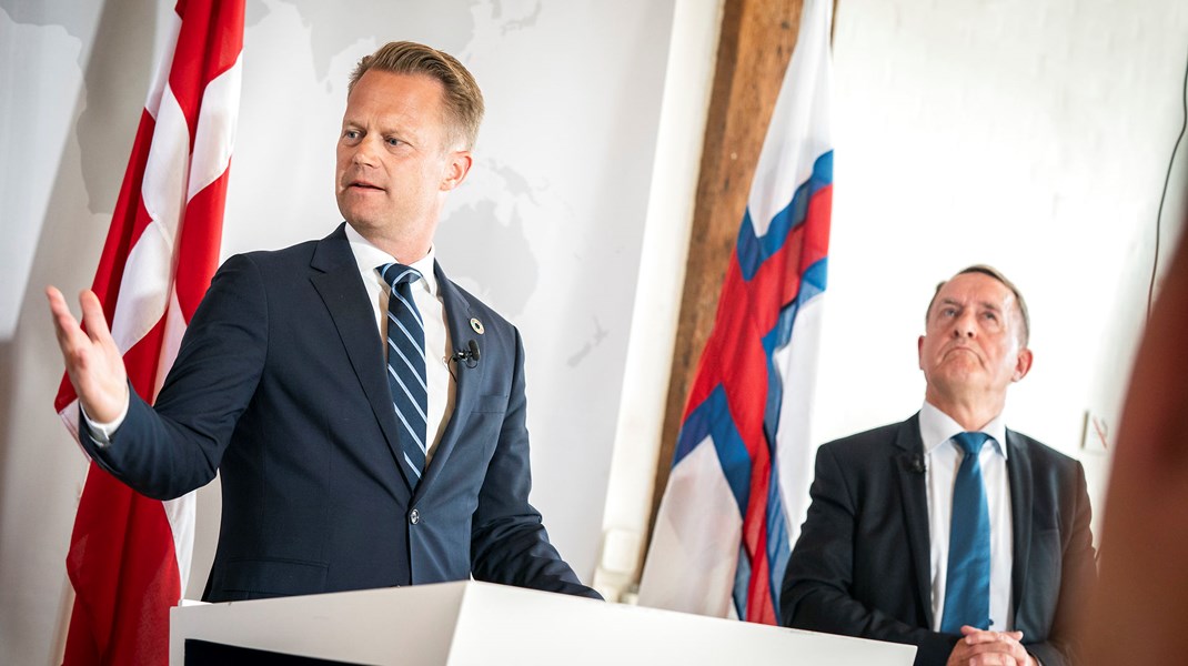 Der er brug for bilaterale møder mellem blandt andre Danmarks udenrigsminister Jeppe Kofod (t.v.) og Færøernes udenrigsansvarlige Jenis av Rana (t.h.) inden den sidste sløjfe kan bindes på strategien.
