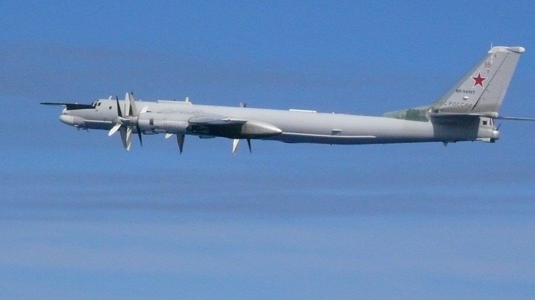 Russisk TU-95 bombefly fotograferet af det japanske flyvevåben ud for Japans kyst i det Østkinesiske Hav 23. juli 2019.