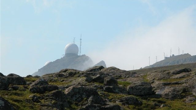 Den nye radar skal efter planen placeres på et plateau på det færøske fjeld Sornfelli, hvor en anden Nato-radar tidligere har stået.