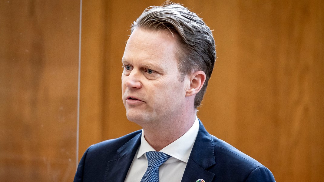 Udenrigsminister Jeppe Kofod (S) mener, at enkelte politiske ansættelser til ambassadørposter vil kunne styrke Danmarks profil i verden.