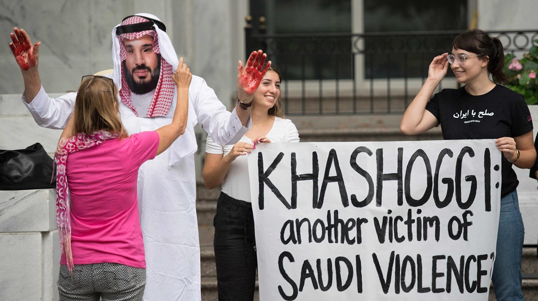 Amerikanere demonstrerer mod mordet på journalisten Jamal Khashoggi.&nbsp;Ny rapport placerer ansvaret hos Saudi Arabiens kronprins og medvirker til at besværliggøre Bidens mellemøstpolitik.