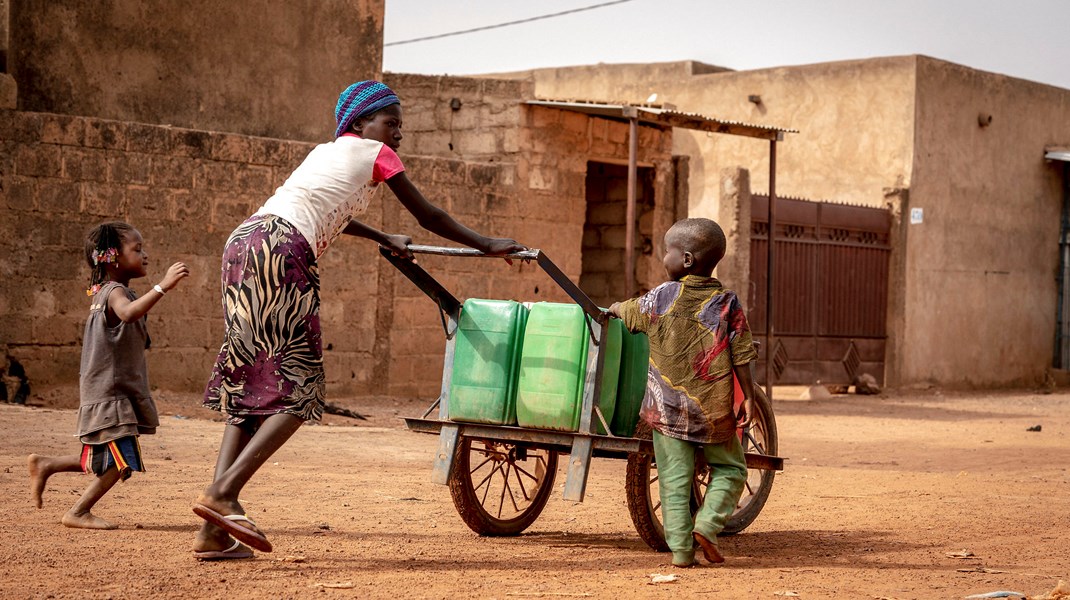 Lokale henter vand ved en danskstøttet drikkevandsforsyning drevet af en lokal kvinde i Kaya, Burkina Faso, som i januar 2020 fik besøg af daværende udviklingsminister Rasmus Prehn (S), som satte&nbsp;fokus på internt fordrevne i landet og besøgte danskstøttede initiativer.