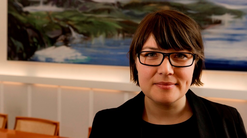 For en lille nation som Grønland er det altafgørende, at grønlandske politikere er proaktive, finder revnerne i den internationale og arktiske dagsorden og sætter sig fast dér, hvor tingene sker, skriver Sara Olsvig.