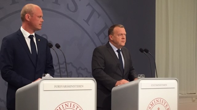 Daværende forsvarsminister Peter Christensen (t.v.) og daværende statsminister Lars Løkke Rasmussen ved præsentationen af beslutningsgrundlaget den 12. maj 2016.
