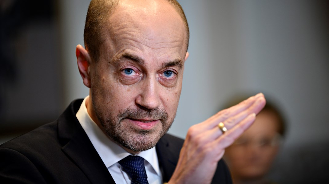Sundhedsminister Magnus Heunicke (S) agter at invitere Folketingets partier til drøftelser om, hvordan såkaldte “stråmandsklinikker” kan bekæmpes.
