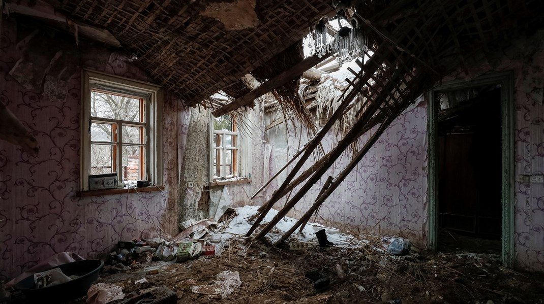 Et hus i Ukraine tæt på frontlinjen er ramt af en POM-2-mine. De er ellers forbudte ved lov, og alle ved, de kun produceres i Rusland, skriver Andrij