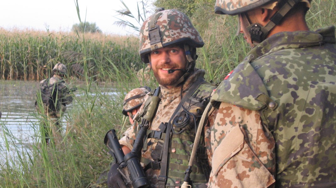 Marcus Knuth på patrulje i en majsmark i Helmand.