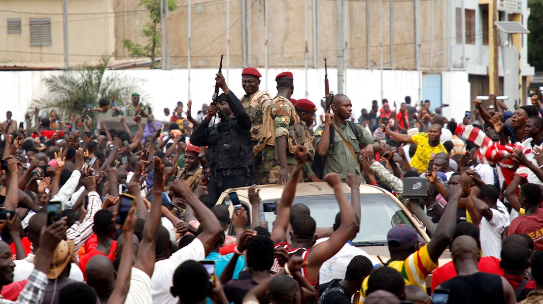 Soldater bliver taget i mod i gaderne i Mali's hovedstad Bamako efter kuppet 18. august 2020.
